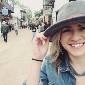 Meet your Posher, Abbey